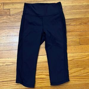 Lululemon black crop legging size 6‎